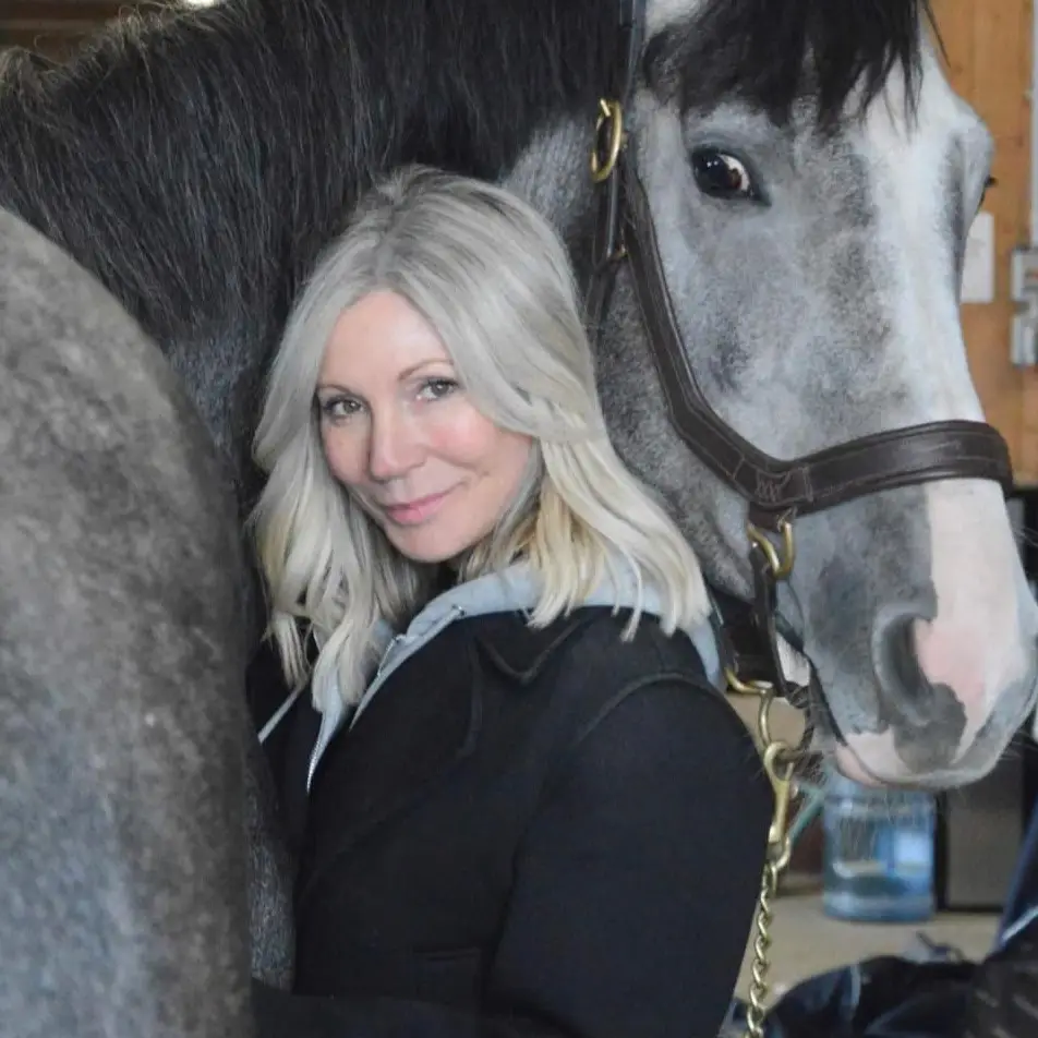 Femme et cheval gris